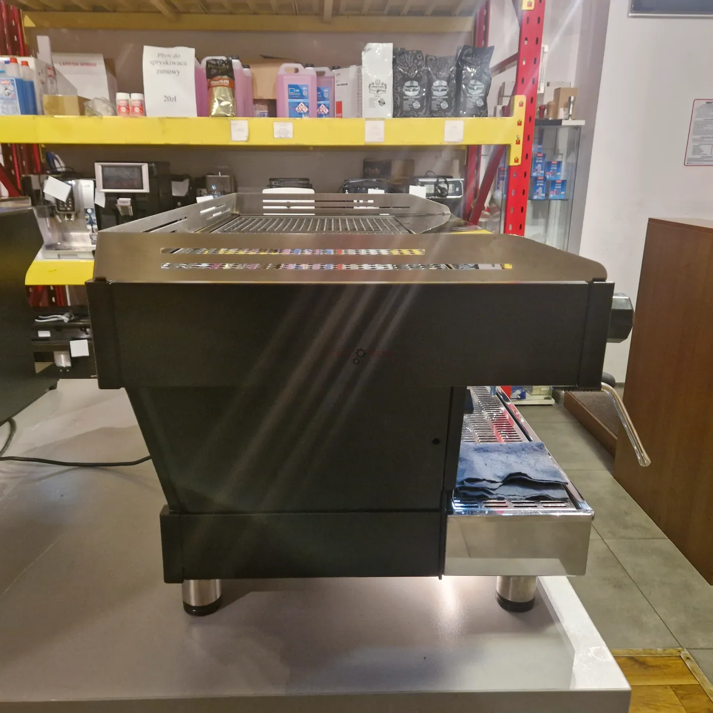 La Marzocco Linea PB 3 groups - Portafilter coffee machine - View 2