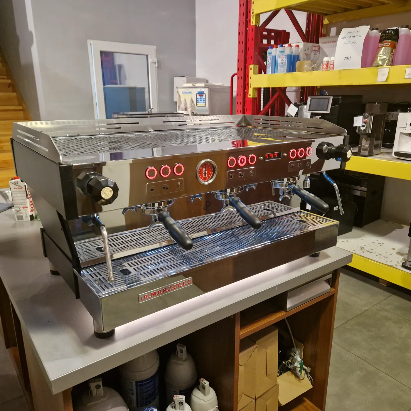 La Marzocco Linea PB 3 groups - Portafilter coffee machine - View 3